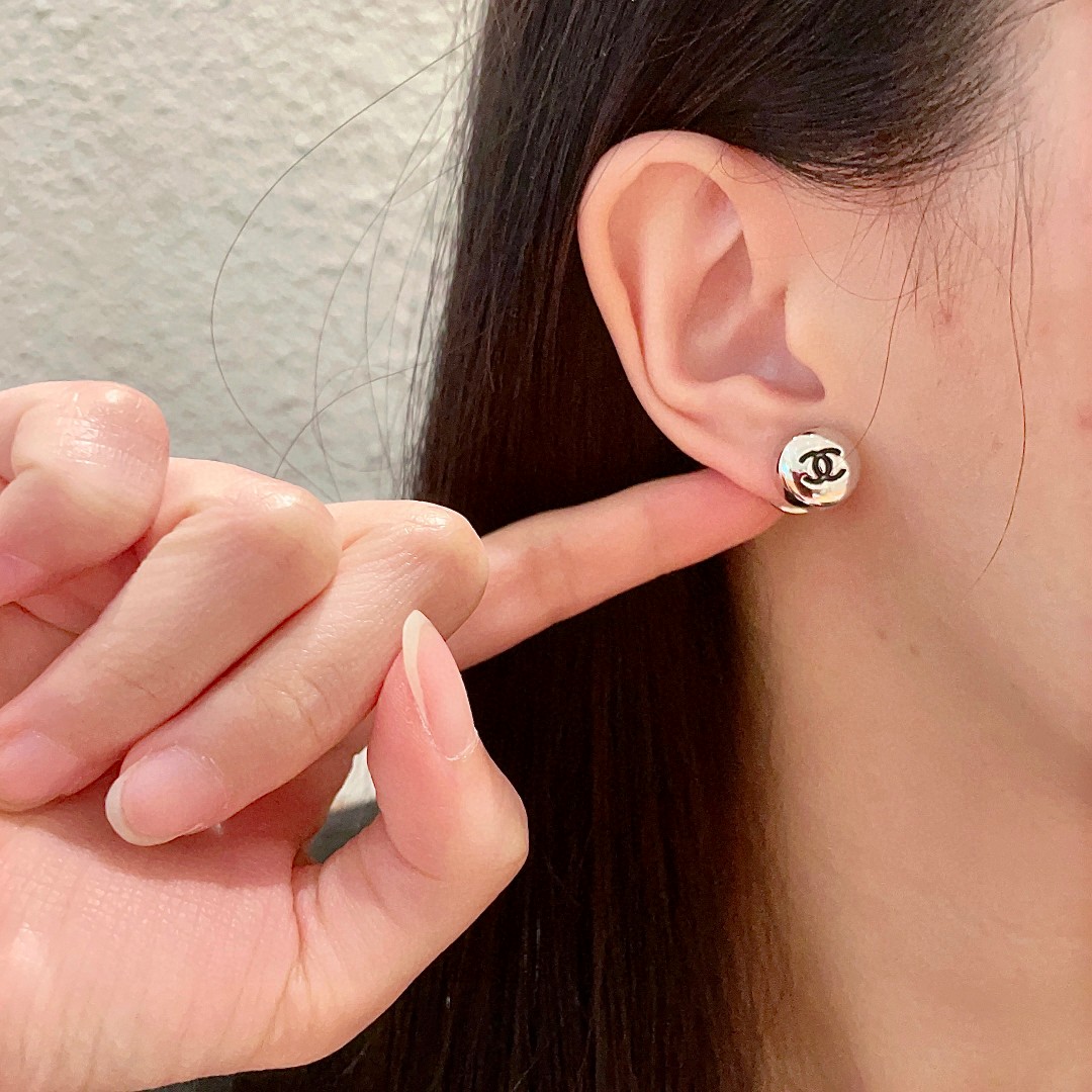 Chanel香奈儿 中古 耳钉👀小香家的款式真心无需多介绍😘🎶每一款都超好看，精致大方，非常显气质.