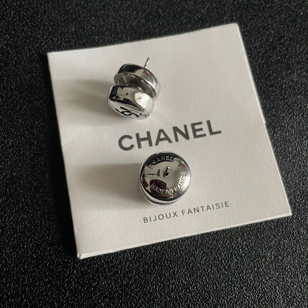 Chanel香奈儿 中古 耳钉👀小香家的款式真心无需多介绍😘🎶每一款都超好看，精致大方，非常显气质.