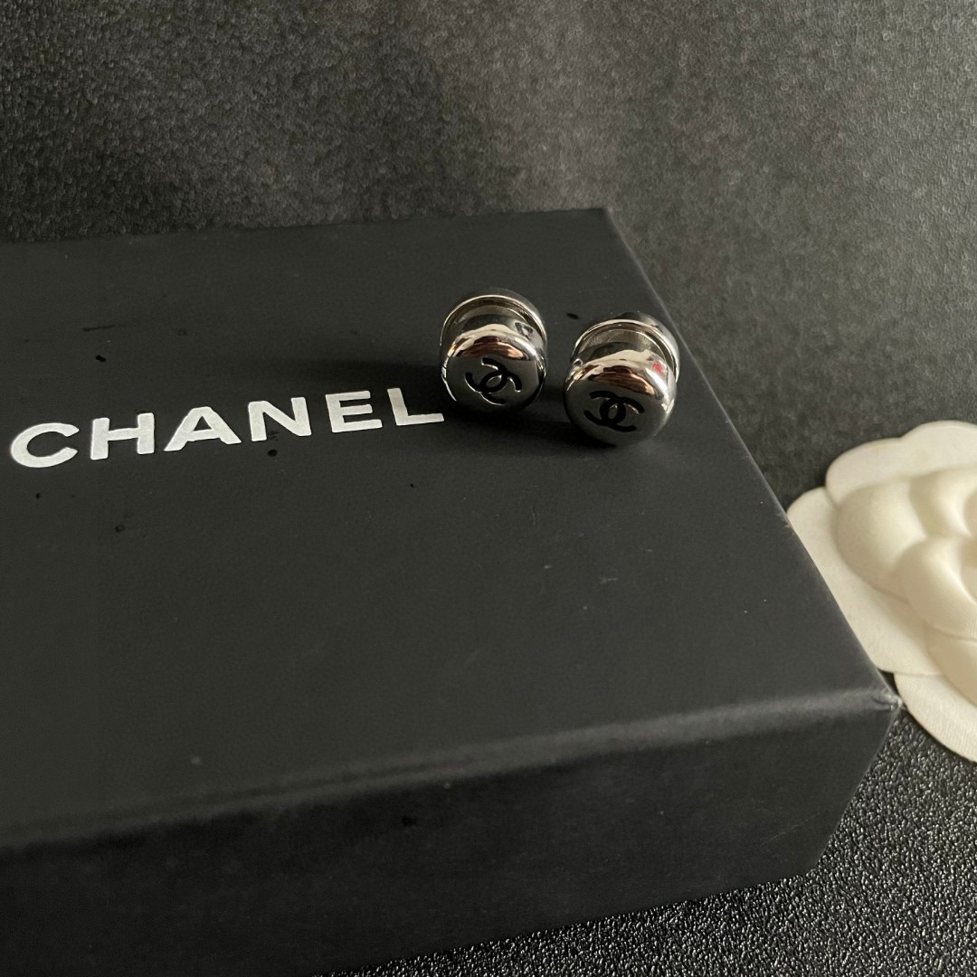 Chanel香奈儿 中古 耳钉👀小香家的款式真心无需多介绍😘🎶每一款都超好看，精致大方，非常显气质.