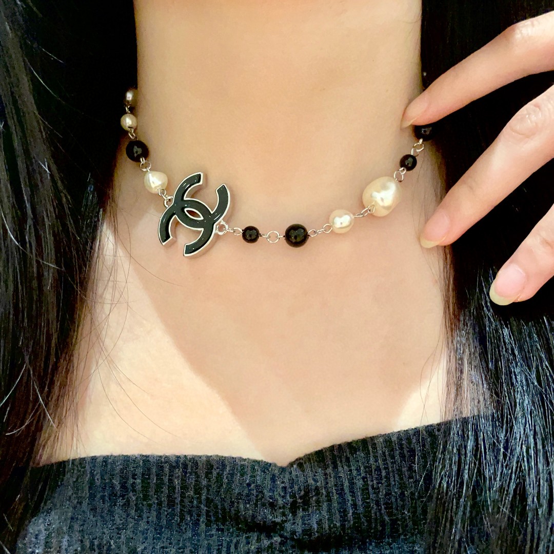  Chanel香奈儿 中古 字母项链👀小香家的款式真心无需多介绍😘🎶每一款都超好看，精致大方，非常显气质