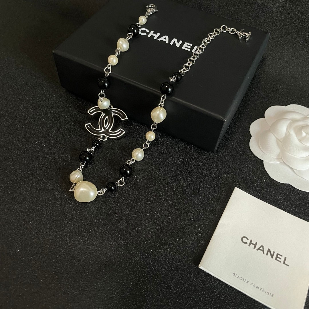  Chanel香奈儿 中古 字母项链👀小香家的款式真心无需多介绍😘🎶每一款都超好看，精致大方，非常显气质