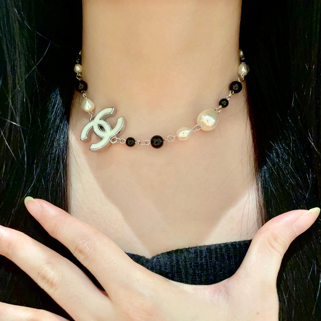  Chanel香奈儿 中古 字母项链👀小香家的款式真心无需多介绍😘🎶每一款都超好看，精致大方，非常显气质
