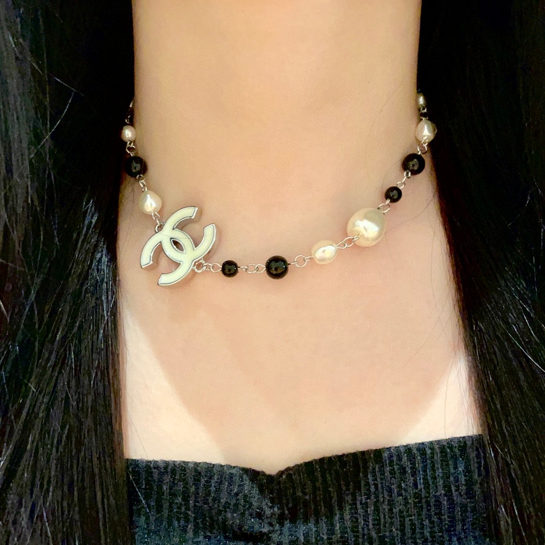  Chanel香奈儿 中古 字母项链👀小香家的款式真心无需多介绍😘🎶每一款都超好看，精致大方，非常显气质