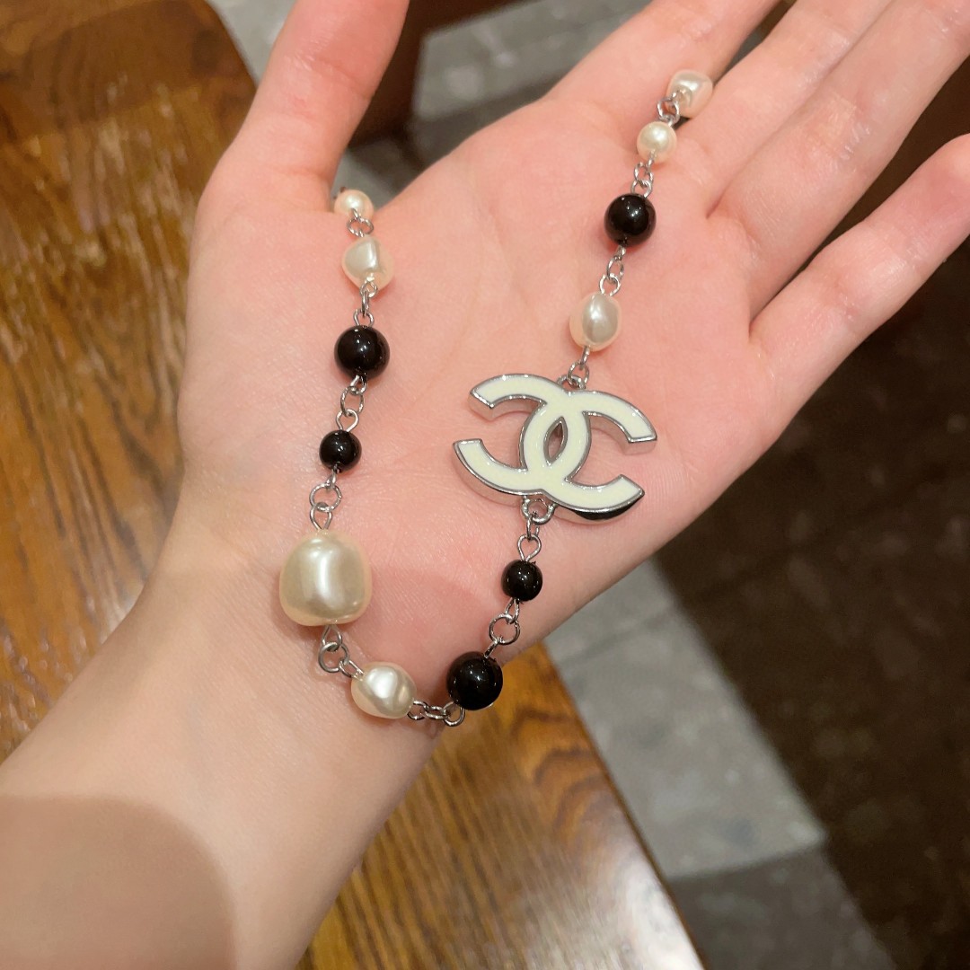  Chanel香奈儿 中古 字母项链👀小香家的款式真心无需多介绍😘🎶每一款都超好看，精致大方，非常显气质