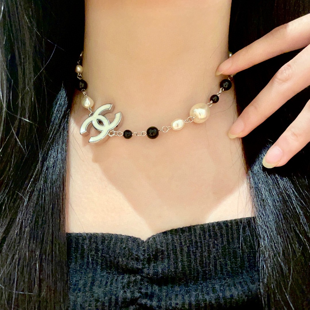  Chanel香奈儿 中古 字母项链👀小香家的款式真心无需多介绍😘🎶每一款都超好看，精致大方，非常显气质