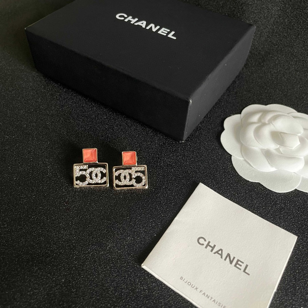 Chanel香奈儿 中古 双C耳钉👀原版复刻logo 小香家的款式真心无需多介绍😘🎶每一款都超好看，精致