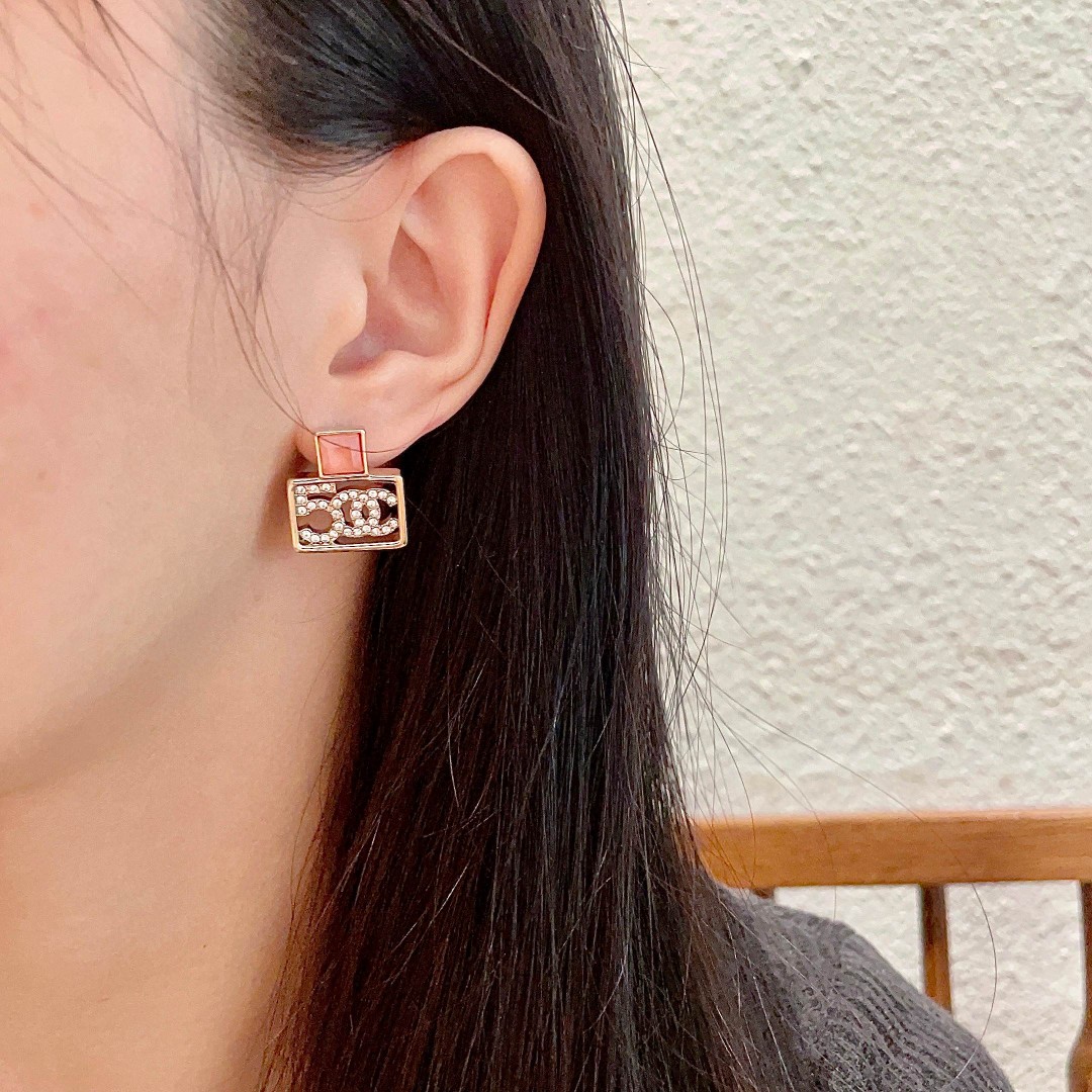 Chanel香奈儿 中古 双C耳钉👀原版复刻logo 小香家的款式真心无需多介绍😘🎶每一款都超好看，精致