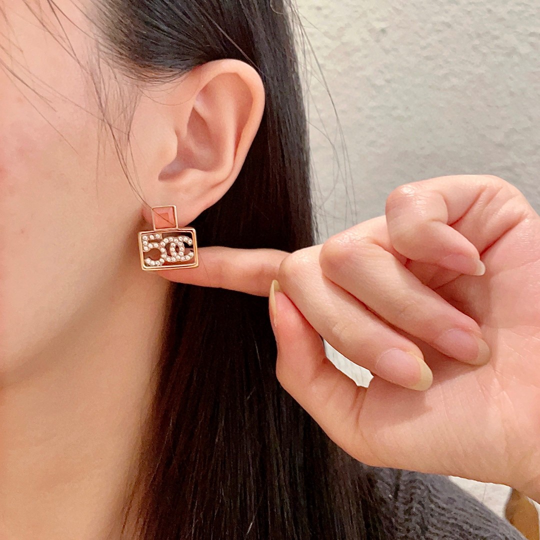 Chanel香奈儿 中古 双C耳钉👀原版复刻logo 小香家的款式真心无需多介绍😘🎶每一款都超好看，精致