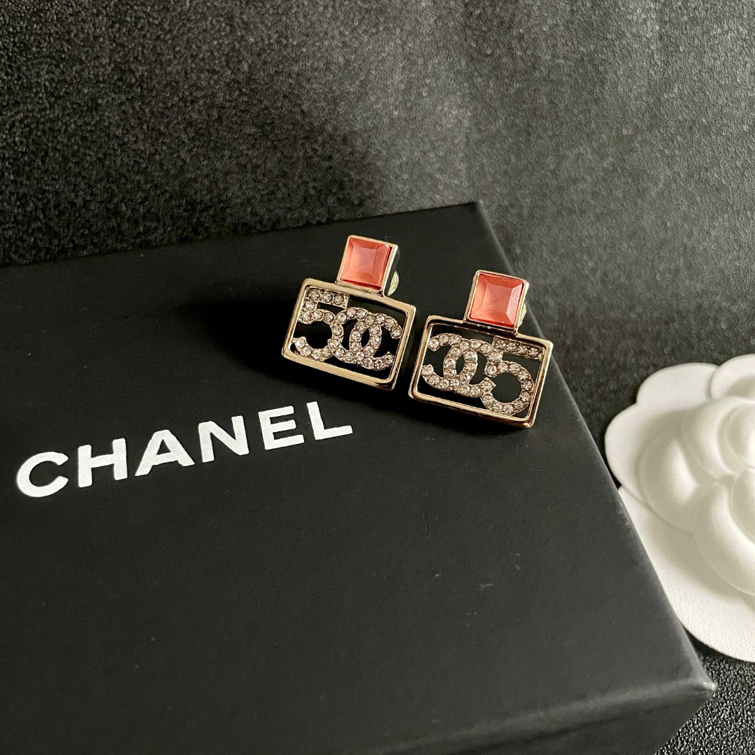 Chanel香奈儿 中古 双C耳钉👀原版复刻logo 小香家的款式真心无需多介绍😘🎶每一款都超好看，精致