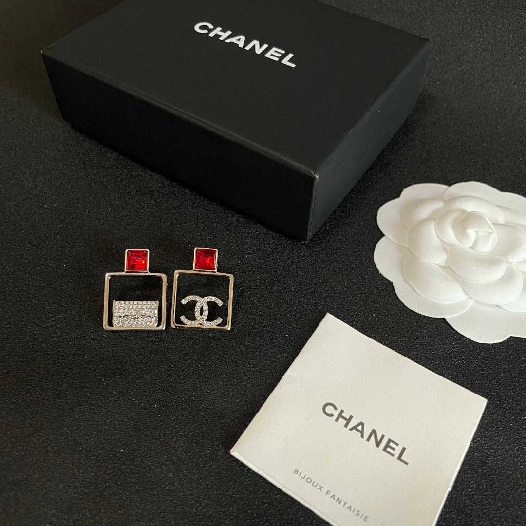 Chanel香奈儿 中古 双C耳钉👀原版复刻logo 小香家的款式真心无需多介绍😘🎶每一款都超好看，精致