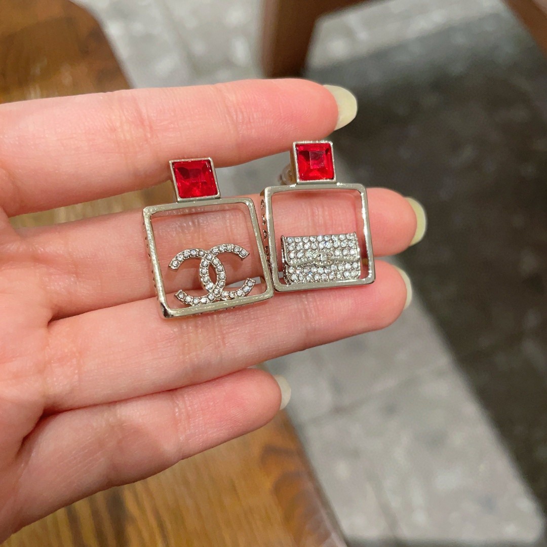 Chanel香奈儿 中古 双C耳钉👀原版复刻logo 小香家的款式真心无需多介绍😘🎶每一款都超好看，精致