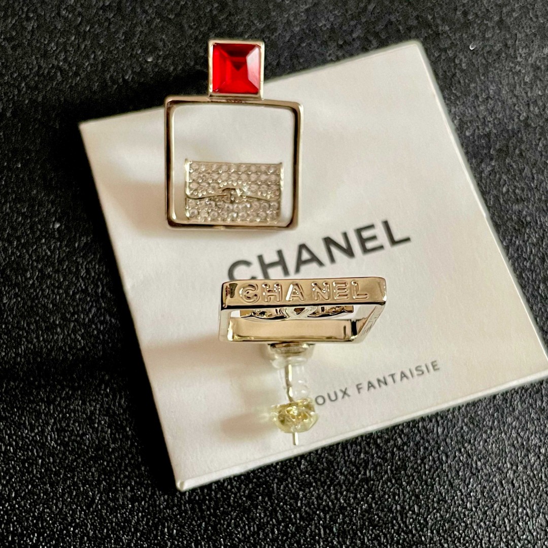 Chanel香奈儿 中古 双C耳钉👀原版复刻logo 小香家的款式真心无需多介绍😘🎶每一款都超好看，精致