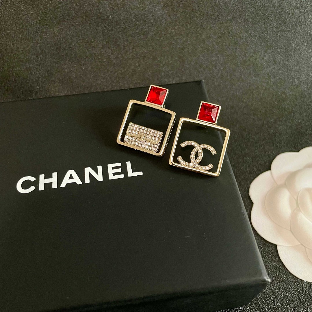 Chanel香奈儿 中古 双C耳钉👀原版复刻logo 小香家的款式真心无需多介绍😘🎶每一款都超好看，精致