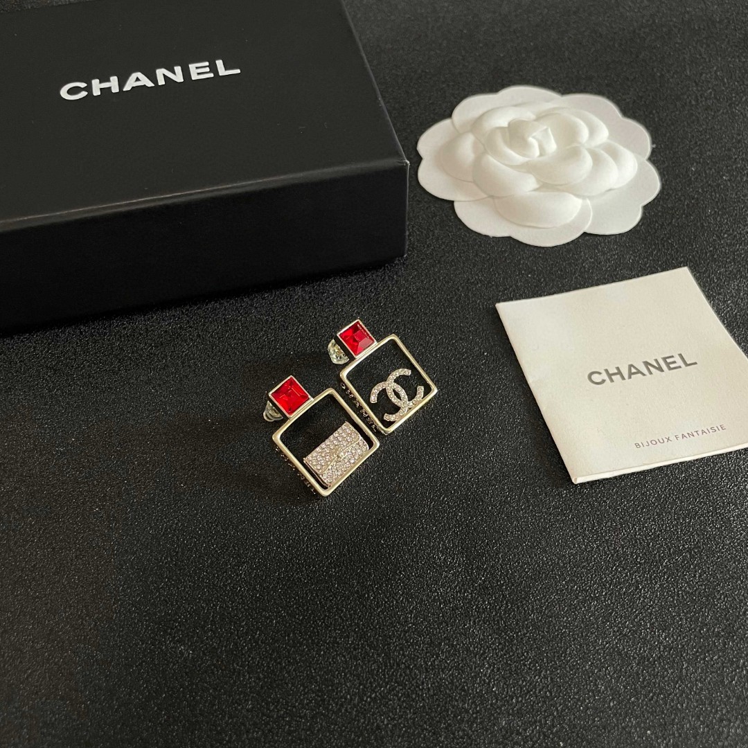 Chanel香奈儿 中古 双C耳钉👀原版复刻logo 小香家的款式真心无需多介绍😘🎶每一款都超好看，精致