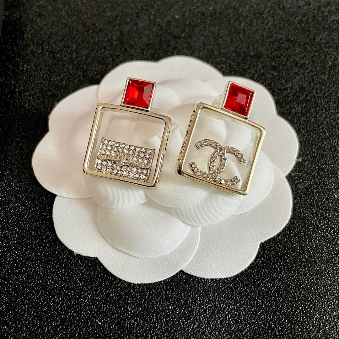 Chanel香奈儿 中古 双C耳钉👀原版复刻logo 小香家的款式真心无需多介绍😘🎶每一款都超好看，精致
