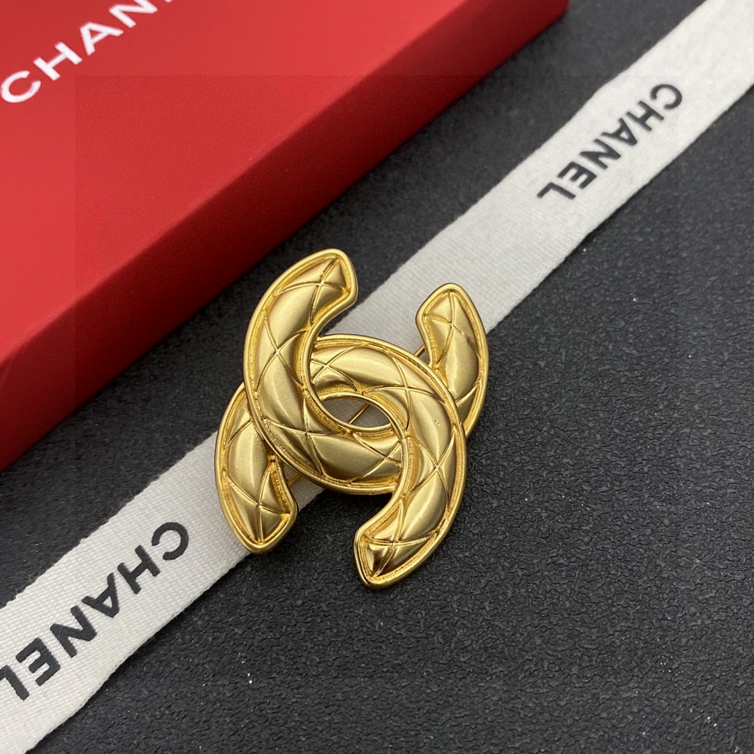  CHANEL🇫🇷小香 专柜新款同步上新香奈儿胸针，是最懂女人的饰物。那些倾注了全部心血去做自己的女人，