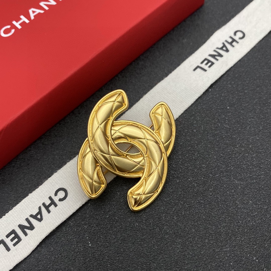  CHANEL🇫🇷小香 专柜新款同步上新香奈儿胸针，是最懂女人的饰物。那些倾注了全部心血去做自己的女人，