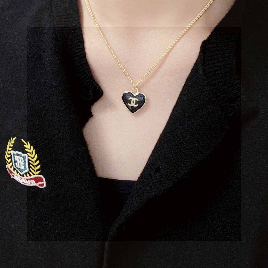 😍香奈儿Chanel最新款黑爱心双面项链💄精钢保色超个性，百搭款特别特别赞，整体细节非常令人惊喜，设计感