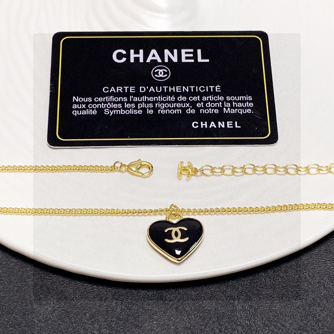 😍香奈儿Chanel最新款黑爱心双面项链💄精钢保色超个性，百搭款特别特别赞，整体细节非常令人惊喜，设计感