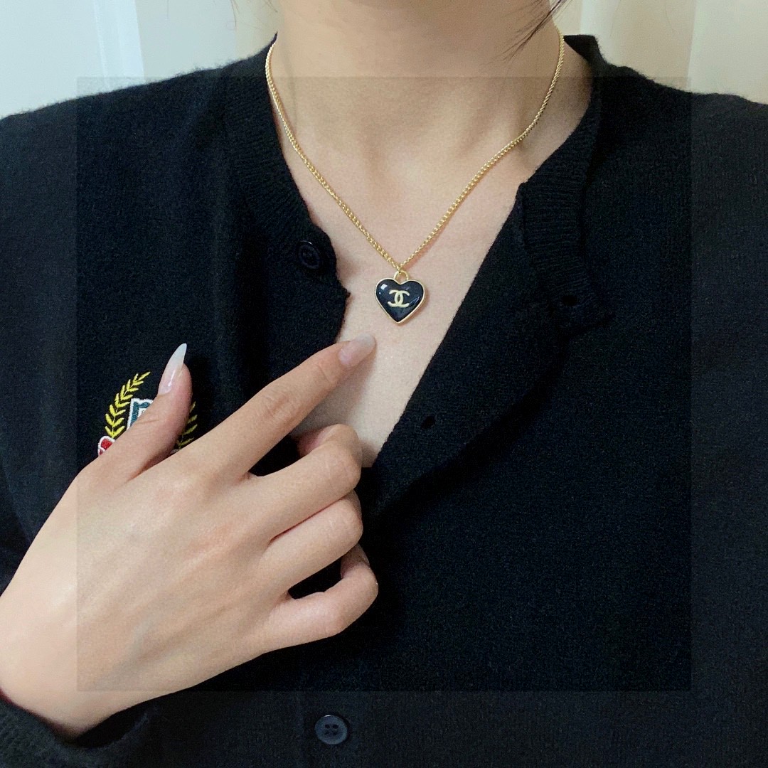 😍香奈儿Chanel最新款黑爱心双面项链💄精钢保色超个性，百搭款特别特别赞，整体细节非常令人惊喜，设计感