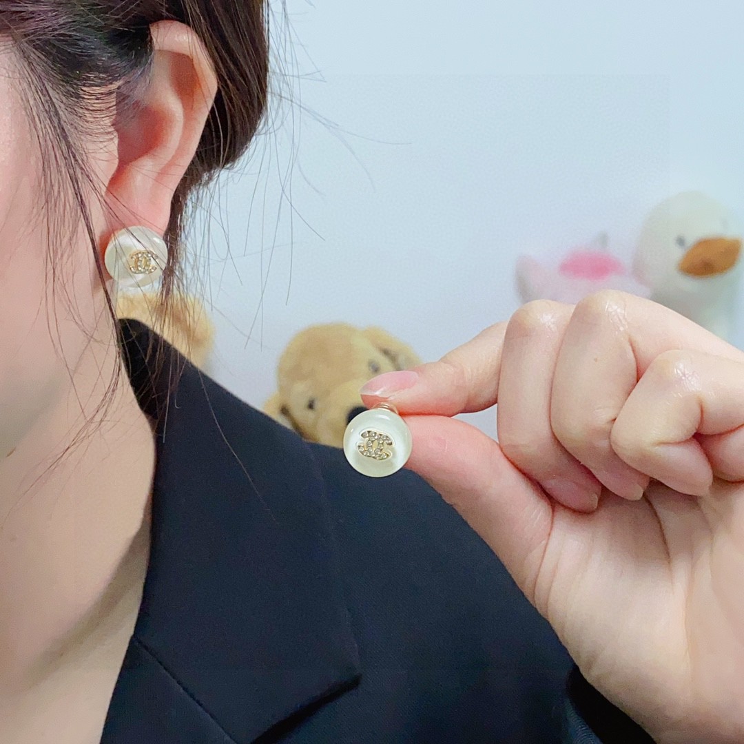 🥰新款 Chanel 小香双C简约夏季果白色镶钻小耳钉🌺这款耳环真的超级美👗看着设计简单👍但是佩戴效果好