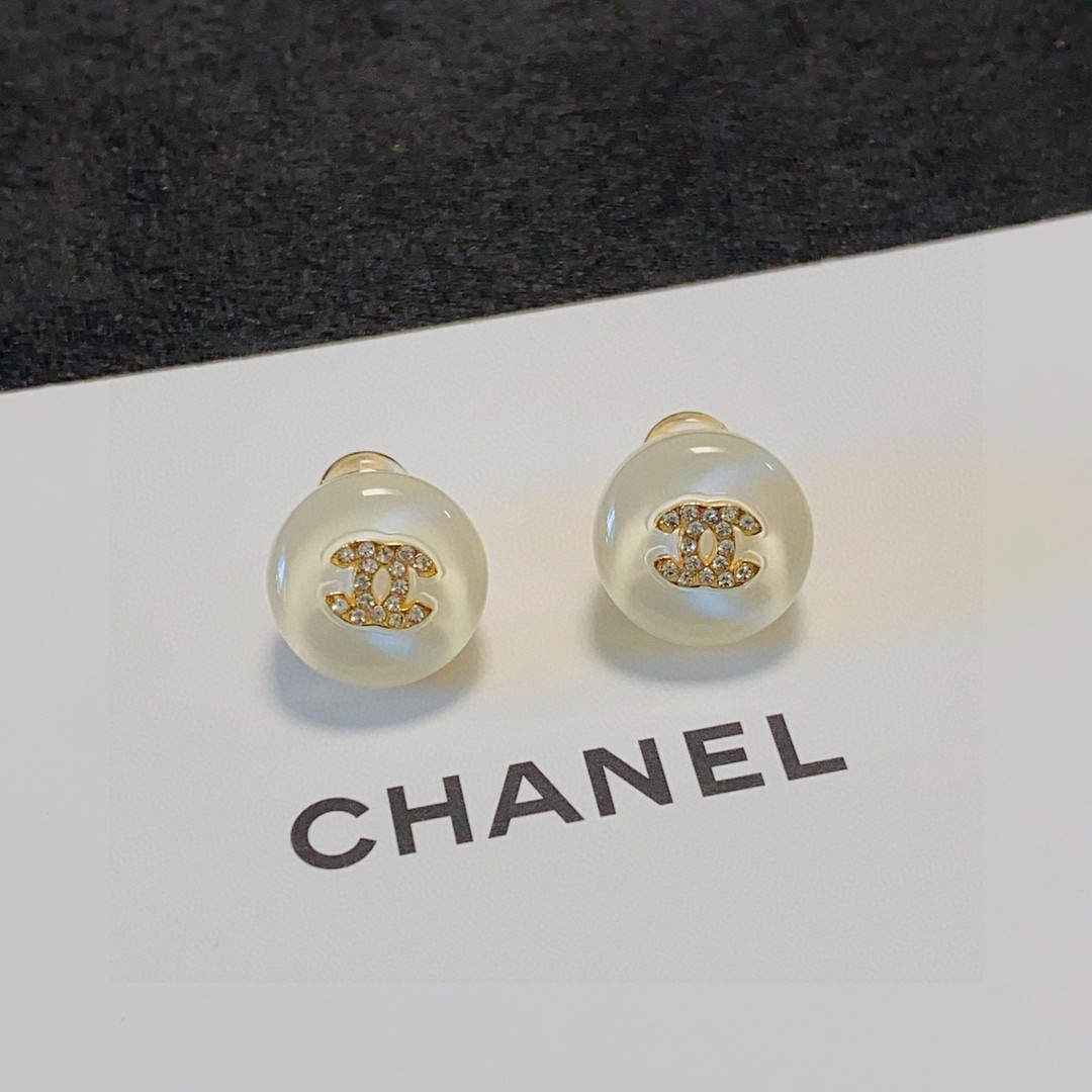 🥰新款 Chanel 小香双C简约夏季果白色镶钻小耳钉🌺这款耳环真的超级美👗看着设计简单👍但是佩戴效果好
