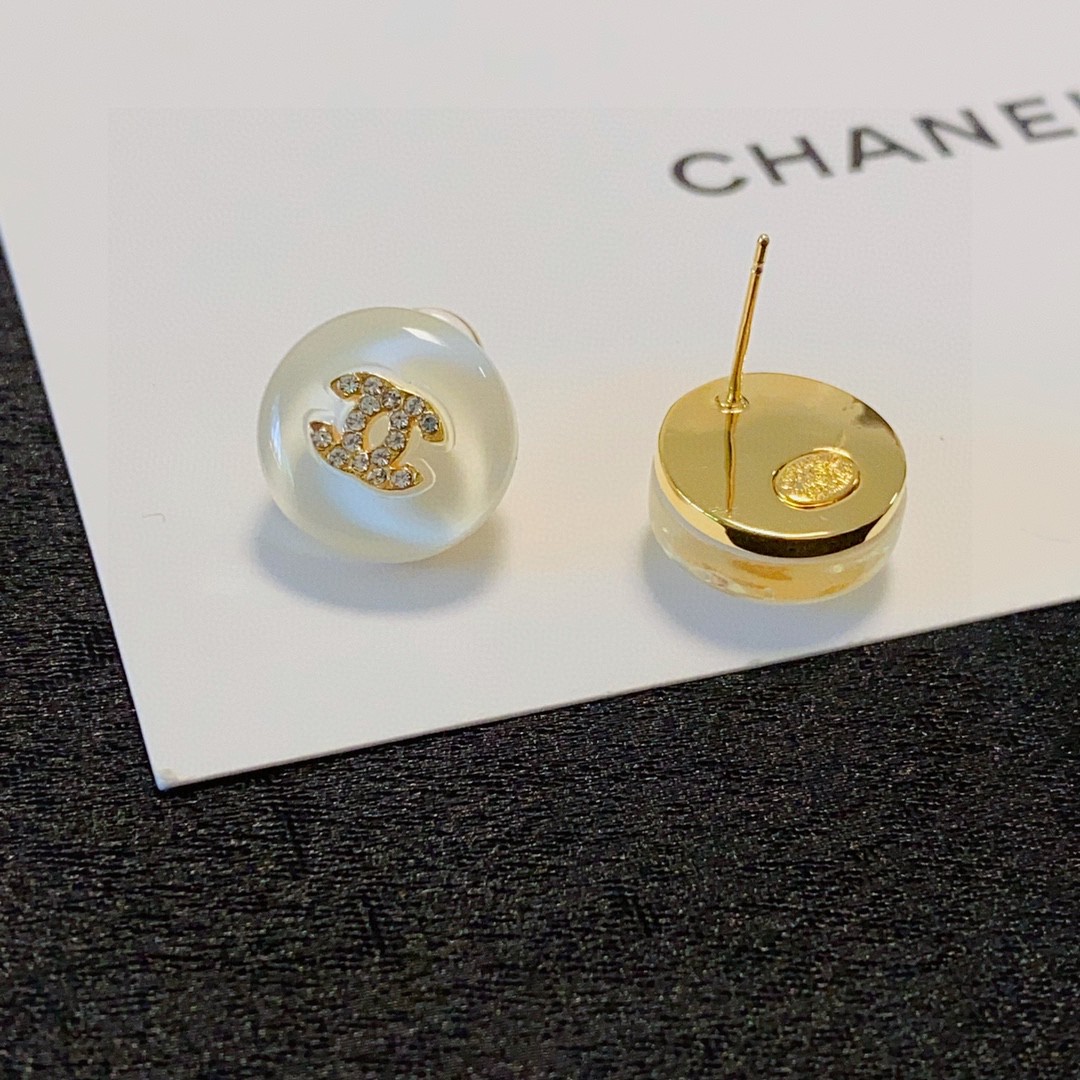 🥰新款 Chanel 小香双C简约夏季果白色镶钻小耳钉🌺这款耳环真的超级美👗看着设计简单👍但是佩戴效果好