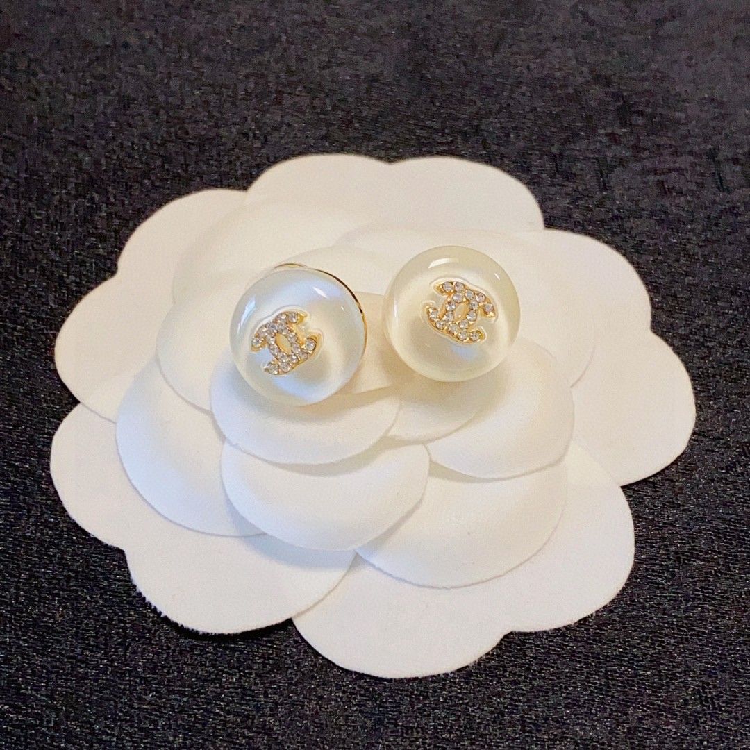 🥰新款 Chanel 小香双C简约夏季果白色镶钻小耳钉🌺这款耳环真的超级美👗看着设计简单👍但是佩戴效果好