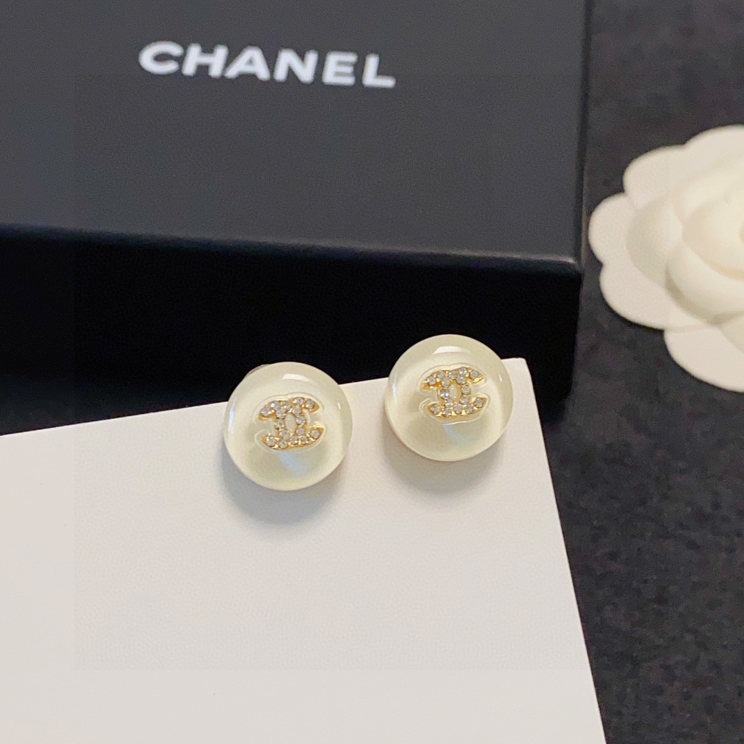🥰新款 Chanel 小香双C简约夏季果白色镶钻小耳钉🌺这款耳环真的超级美👗看着设计简单👍但是佩戴效果好