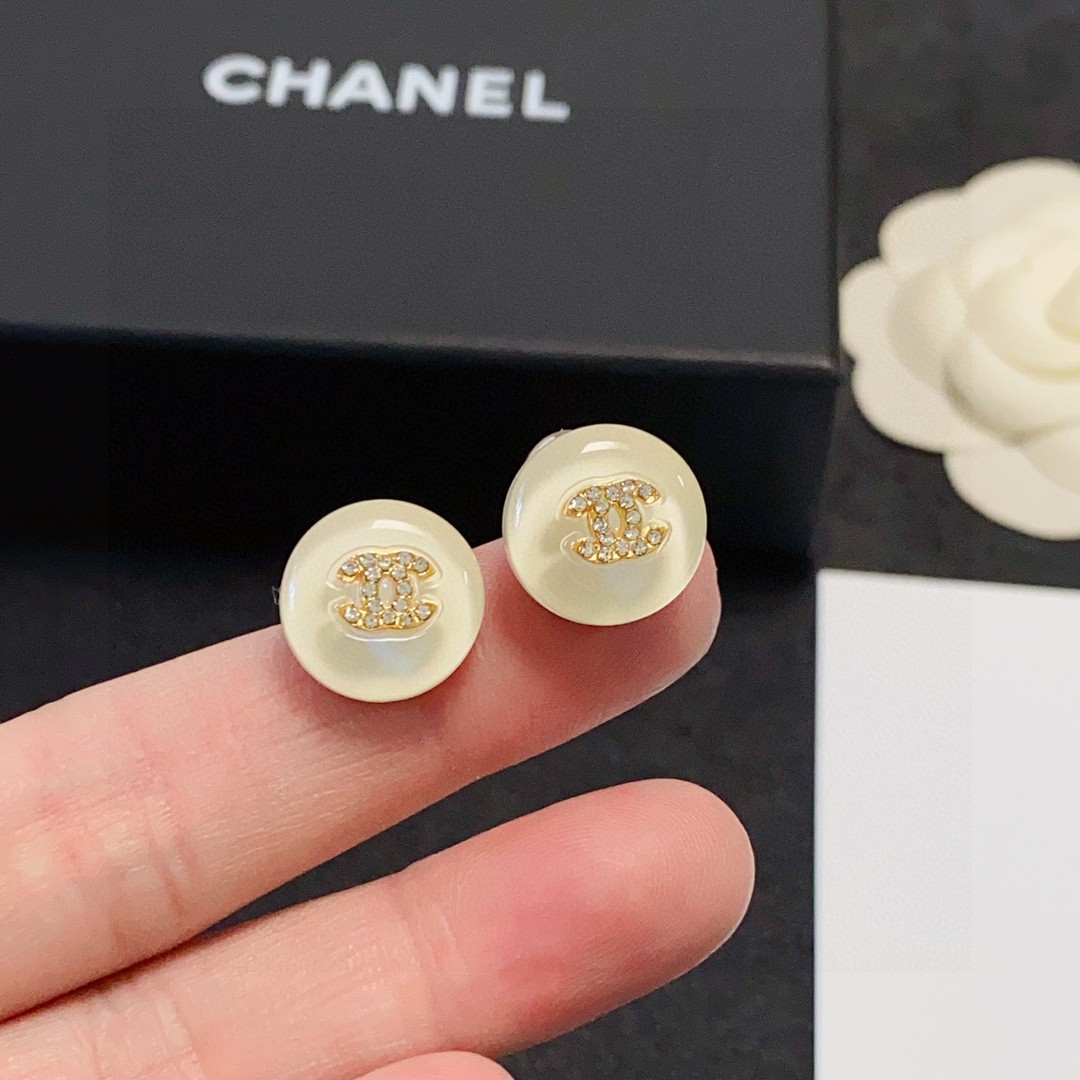 🥰新款 Chanel 小香双C简约夏季果白色镶钻小耳钉🌺这款耳环真的超级美👗看着设计简单👍但是佩戴效果好