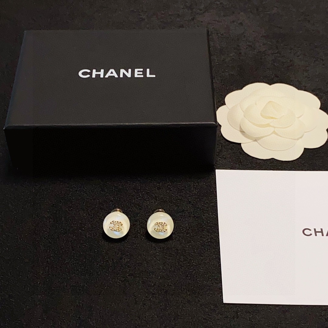 🥰新款 Chanel 小香双C简约夏季果白色镶钻小耳钉🌺这款耳环真的超级美👗看着设计简单👍但是佩戴效果好