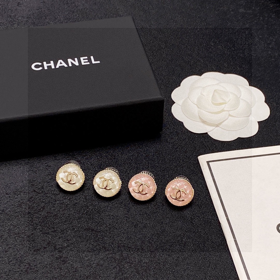 🥰Chanel 小香双C简约菱格立体方块♦️晶莹剔透耳钉🌺这款耳环真的超级美👗看着设计简单👍但是佩戴效果