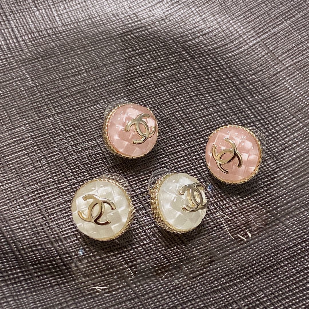 🥰Chanel 小香双C简约菱格立体方块♦️晶莹剔透耳钉🌺这款耳环真的超级美👗看着设计简单👍但是佩戴效果