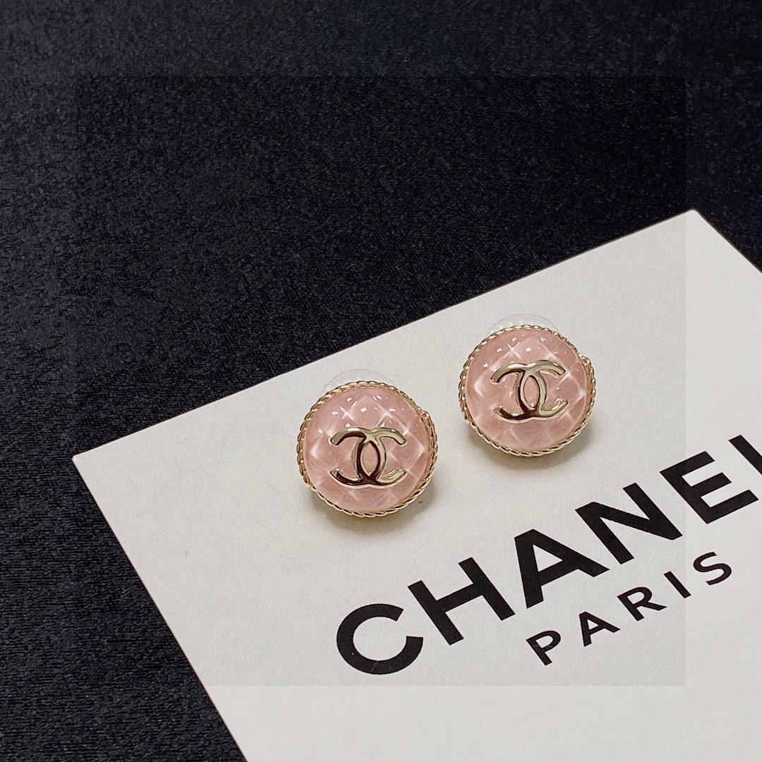 🥰Chanel 小香双C简约菱格立体方块♦️晶莹剔透耳钉🌺这款耳环真的超级美👗看着设计简单👍但是佩戴效果