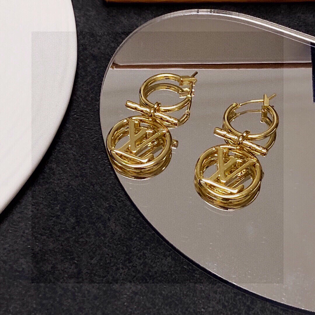 😍LV耳钉耳环🌀原版黄铜 925纯银针 实拍 设计不张扬🥰不高调却带着一种迷人的气质上身超显气质👑不能更