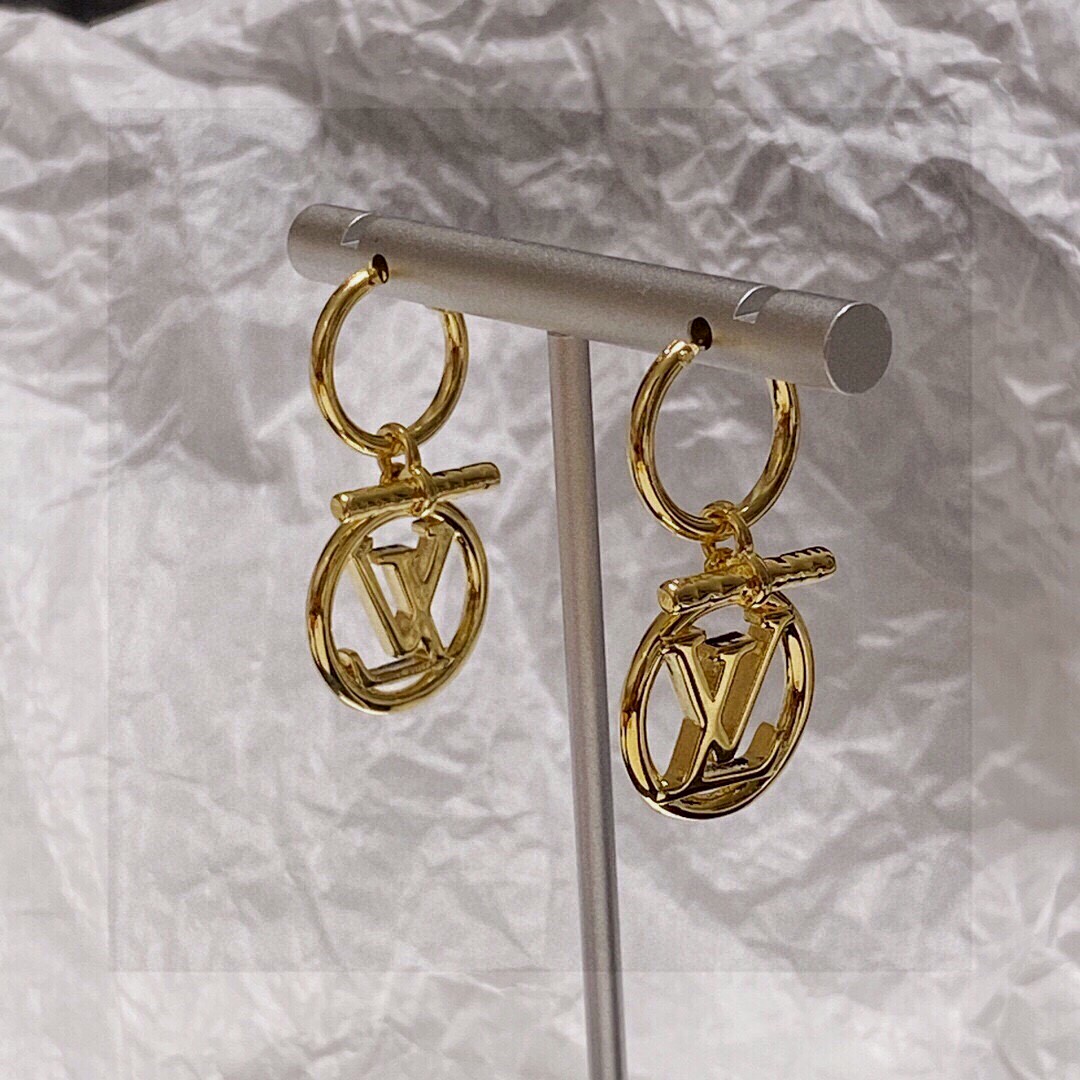 😍LV耳钉耳环🌀原版黄铜 925纯银针 实拍 设计不张扬🥰不高调却带着一种迷人的气质上身超显气质👑不能更