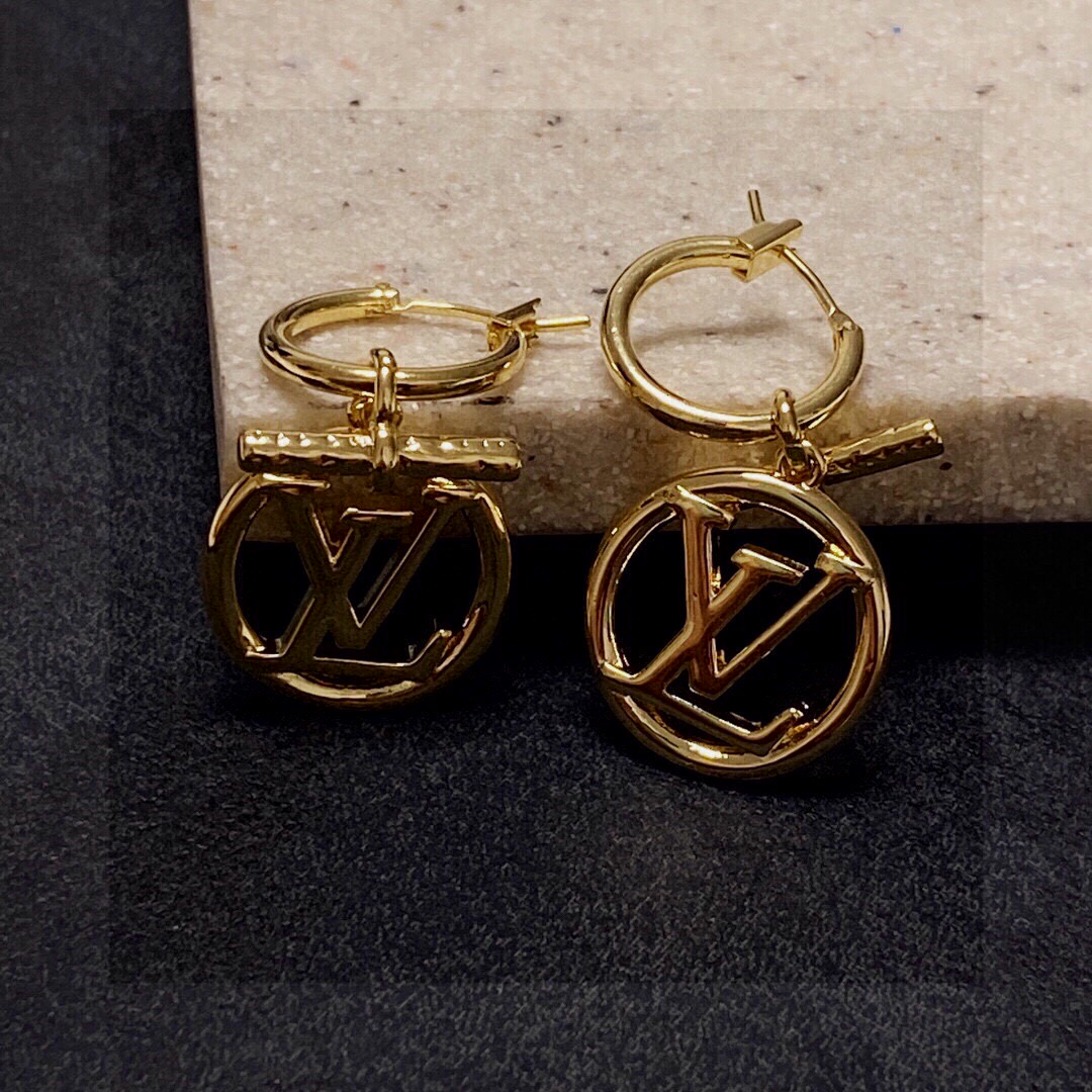 😍LV耳钉耳环🌀原版黄铜 925纯银针 实拍 设计不张扬🥰不高调却带着一种迷人的气质上身超显气质👑不能更