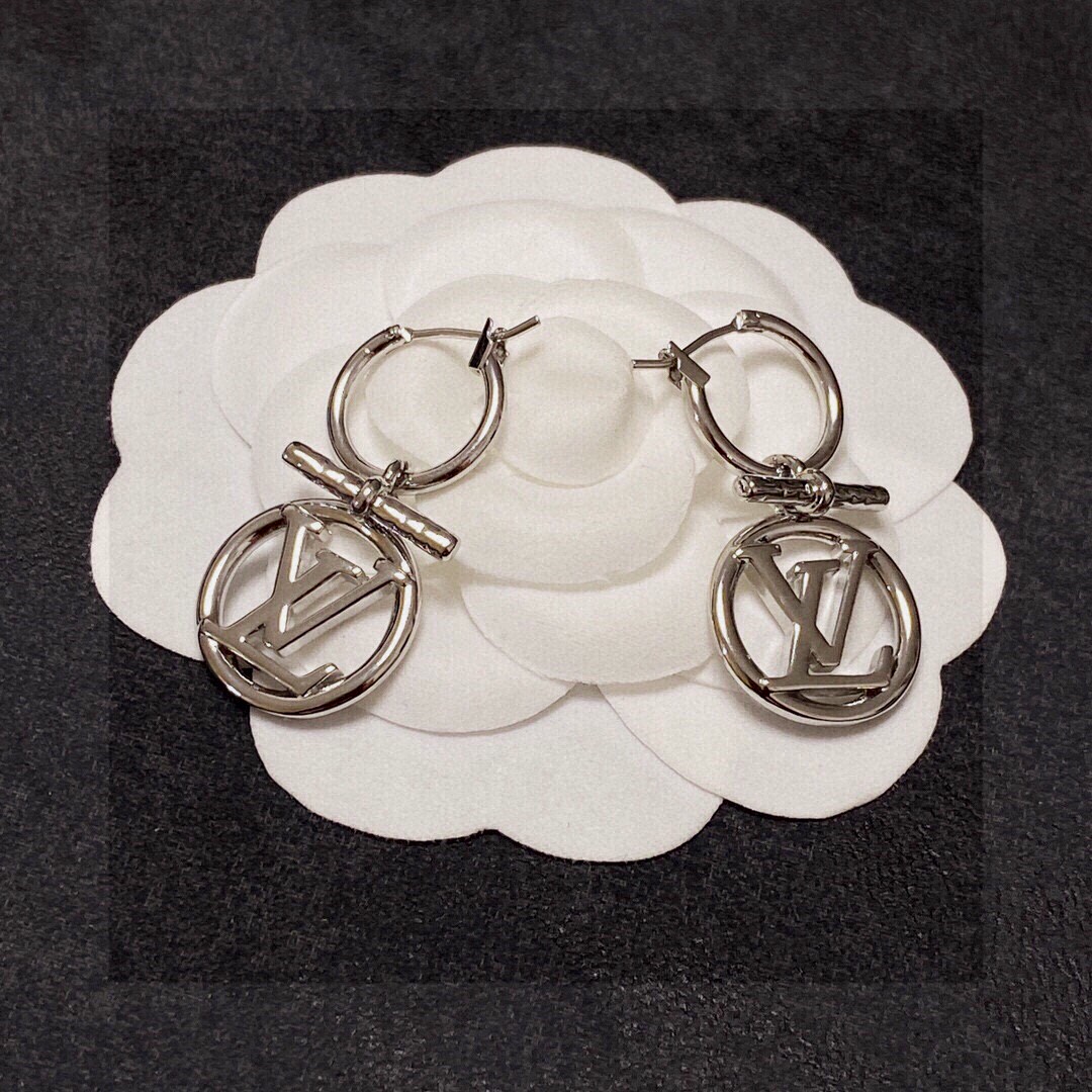 😍LV耳钉耳环🌀原版黄铜 925纯银针 实拍 设计不张扬🥰不高调却带着一种迷人的气质上身超显气质👑不能更
