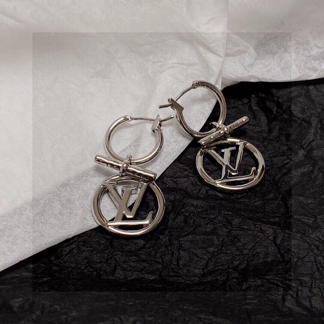 😍LV耳钉耳环🌀原版黄铜 925纯银针 实拍 设计不张扬🥰不高调却带着一种迷人的气质上身超显气质👑不能更