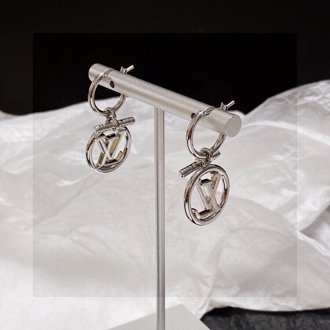 😍LV耳钉耳环🌀原版黄铜 925纯银针 实拍 设计不张扬🥰不高调却带着一种迷人的气质上身超显气质👑不能更