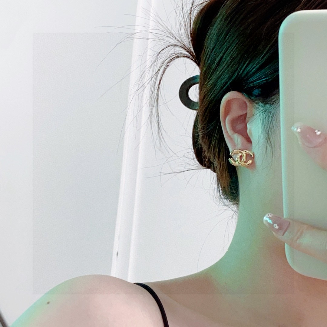  新款上市🥰高端Chanel 小香双C简约金色小耳钉🌺这款耳环真的超级美👗看着设计简单👍但是佩戴效果好看