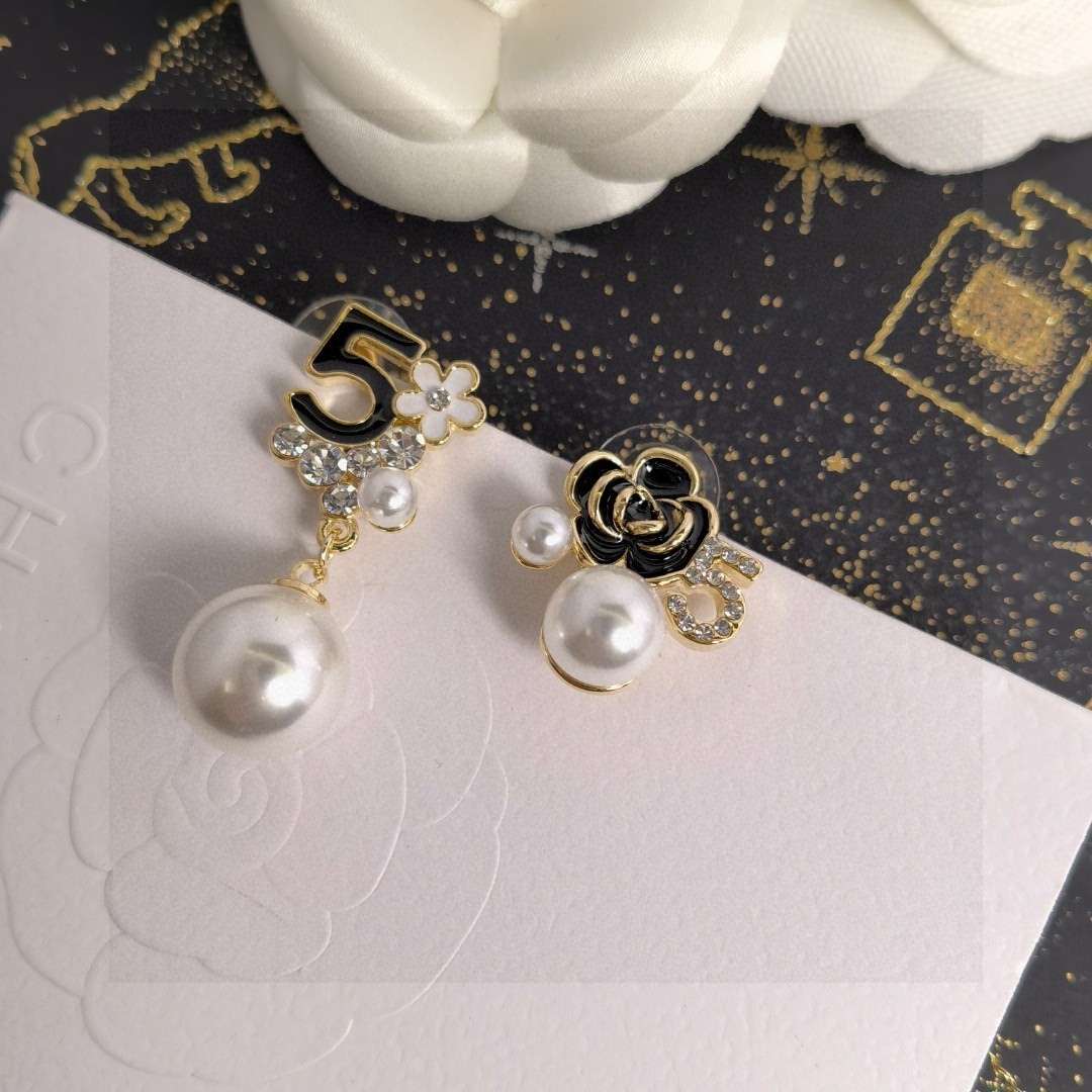 💘Chanel这款设计超级喜欢 ✨香奈儿的5号字母山茶花满钻珍珠耳钉耳环首饰💖 层层叠加形成花形 真的美