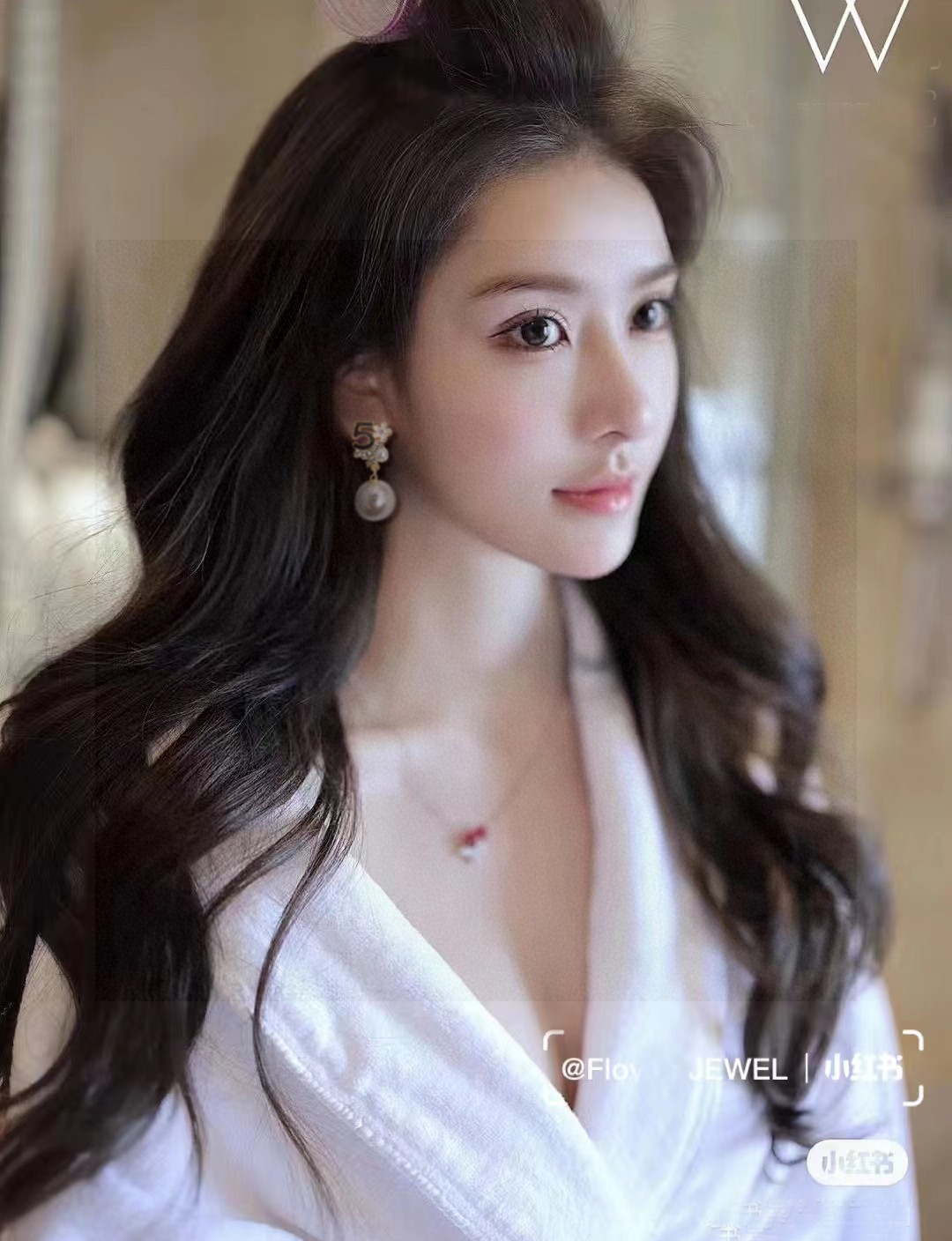 💘Chanel这款设计超级喜欢 ✨香奈儿的5号字母山茶花满钻珍珠耳钉耳环首饰💖 层层叠加形成花形 真的美