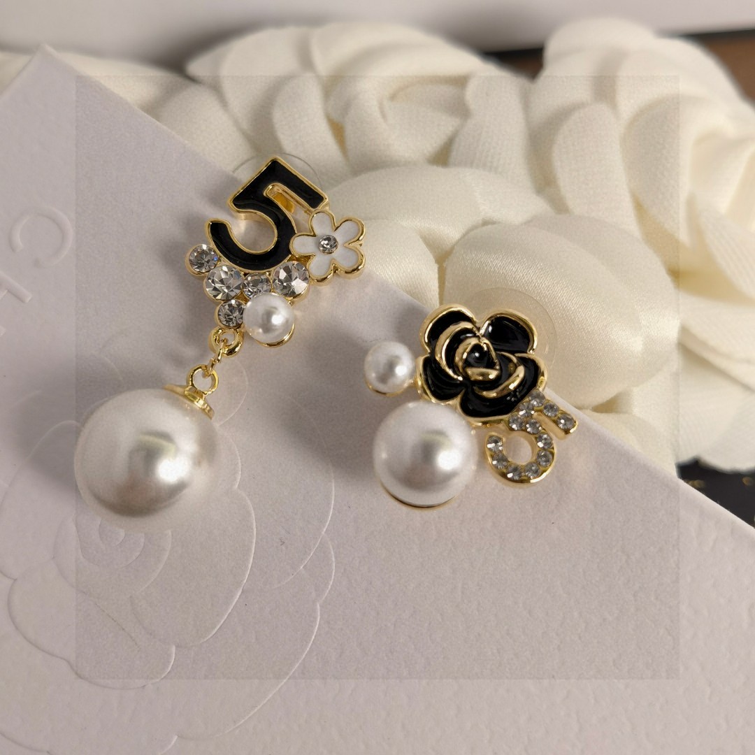 💘Chanel这款设计超级喜欢 ✨香奈儿的5号字母山茶花满钻珍珠耳钉耳环首饰💖 层层叠加形成花形 真的美