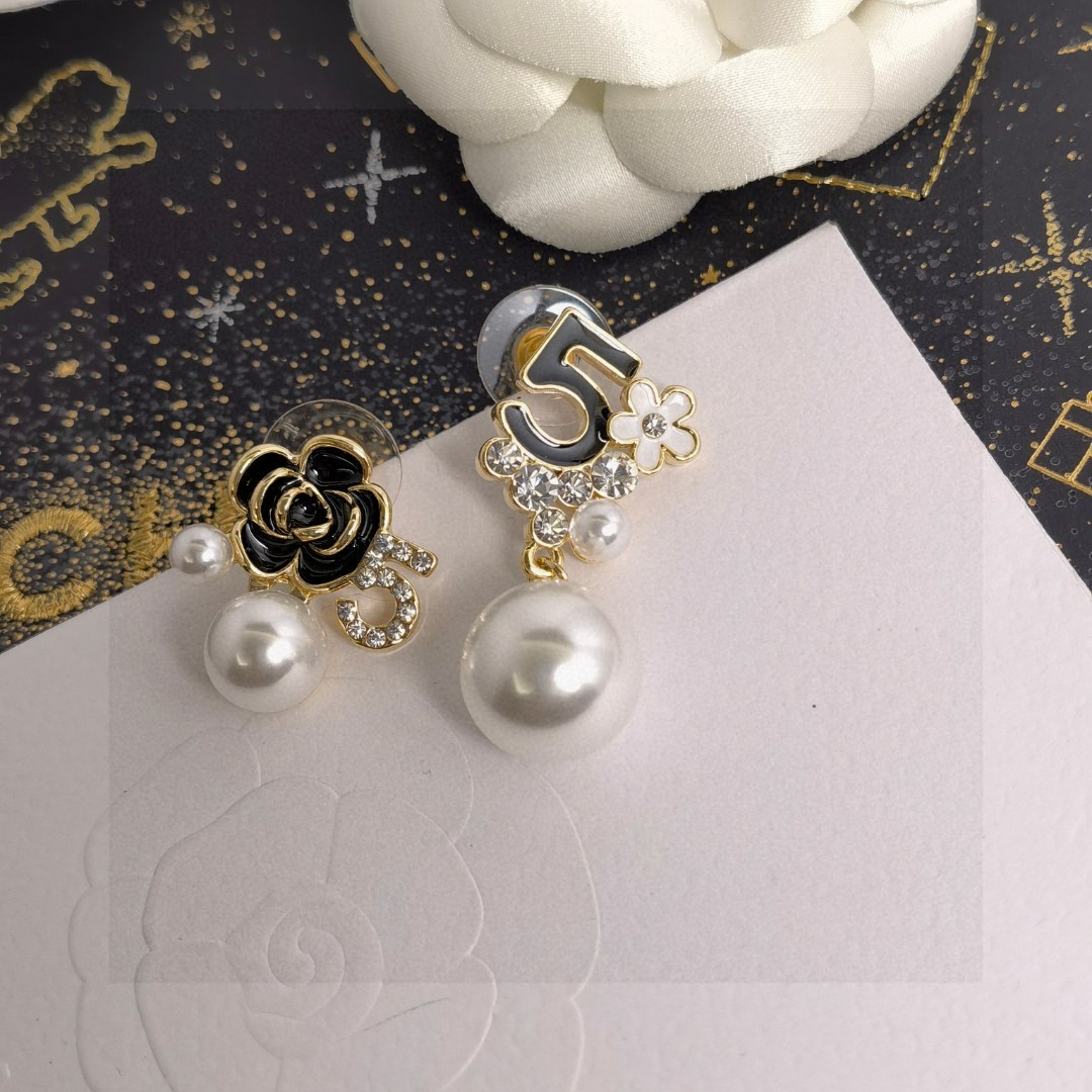 💘Chanel这款设计超级喜欢 ✨香奈儿的5号字母山茶花满钻珍珠耳钉耳环首饰💖 层层叠加形成花形 真的美