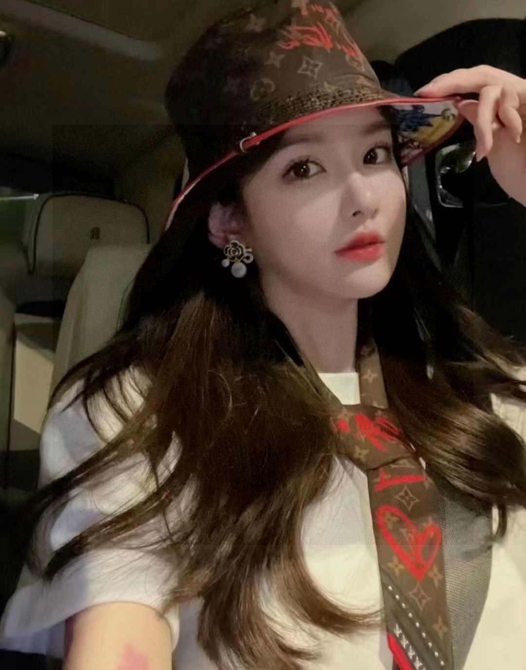 💘Chanel这款设计超级喜欢 ✨香奈儿的5号字母山茶花满钻珍珠耳钉耳环首饰💖 层层叠加形成花形 真的美