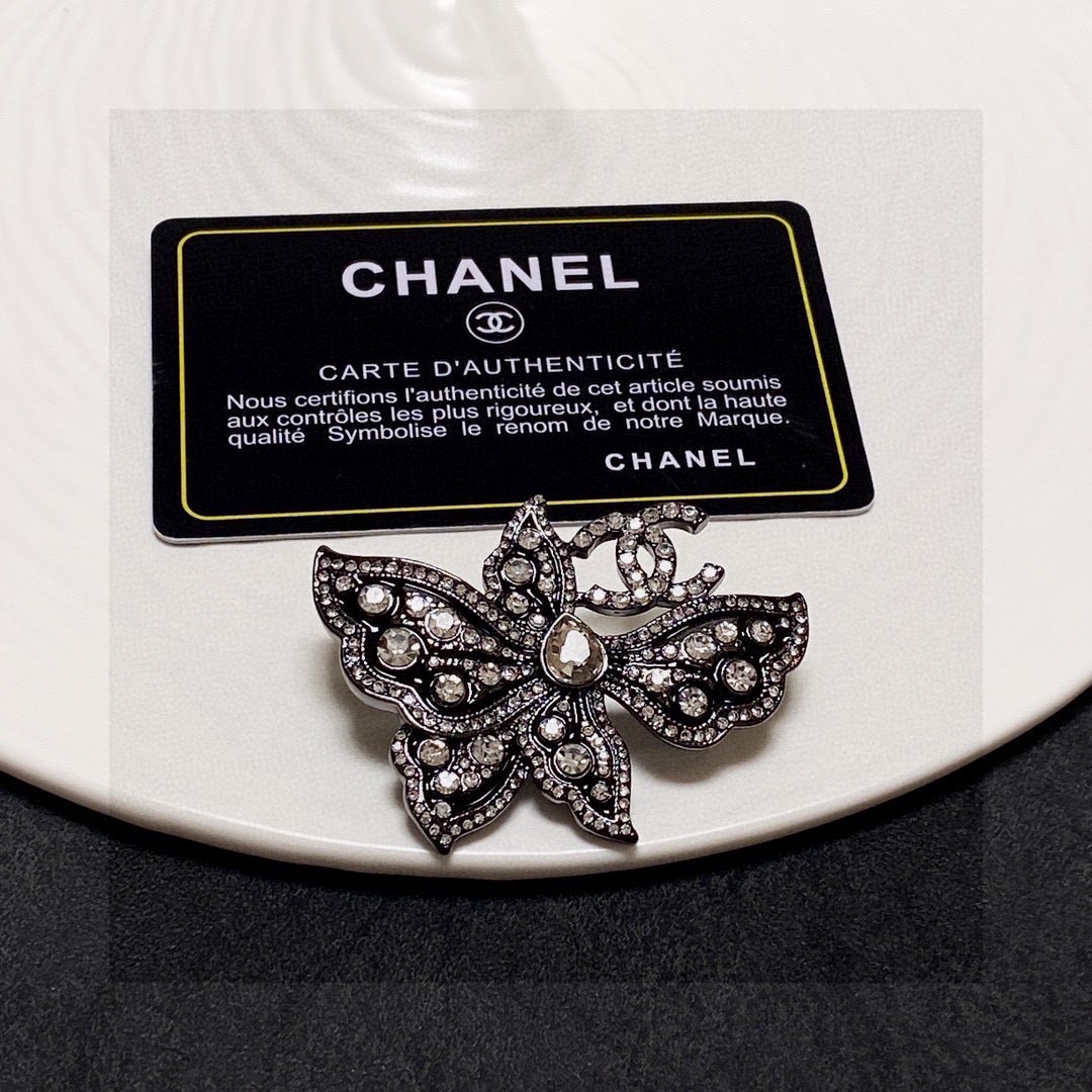  CHANEL🇫🇷小香 专柜新款同步上新香奈儿胸针，是最懂女人的饰物。那些倾注了全部心血去做自己的女人，