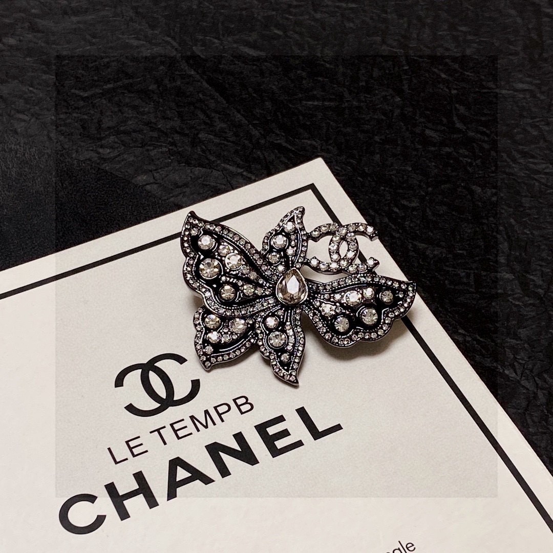  CHANEL🇫🇷小香 专柜新款同步上新香奈儿胸针，是最懂女人的饰物。那些倾注了全部心血去做自己的女人，