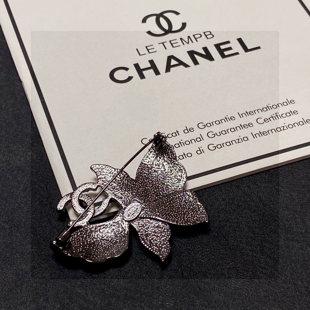  CHANEL🇫🇷小香 专柜新款同步上新香奈儿胸针，是最懂女人的饰物。那些倾注了全部心血去做自己的女人，