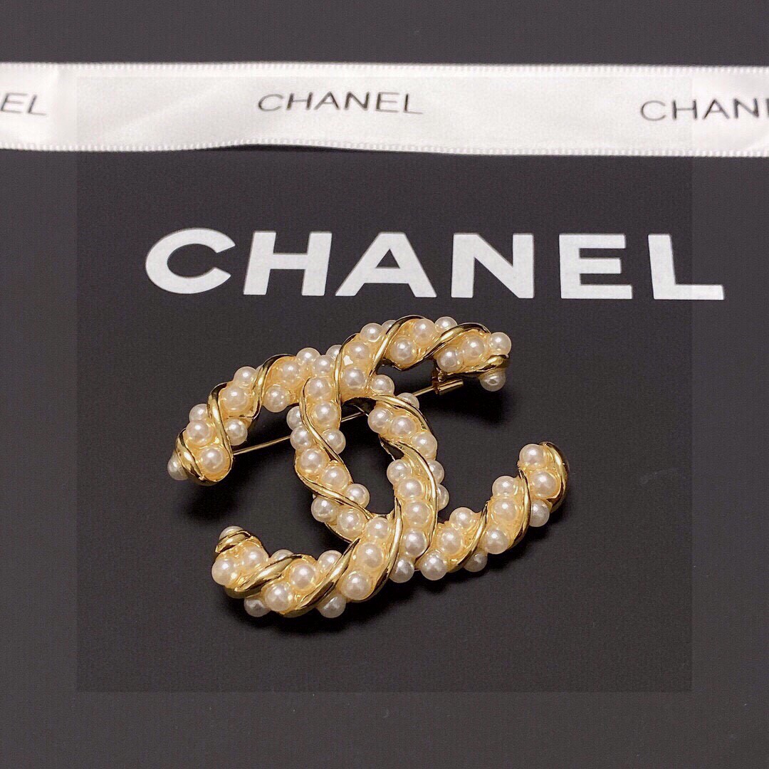  CHANEL🇫🇷小香 专柜新款同步上新香奈儿胸针，是最懂女人的饰物。那些倾注了全部心血去做自己的女人，